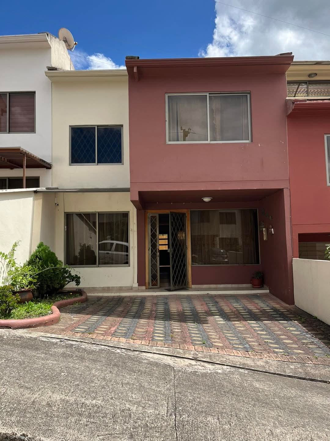 BONITA CASA EN LA URBANIZACIÓN LOS ALMENDROS