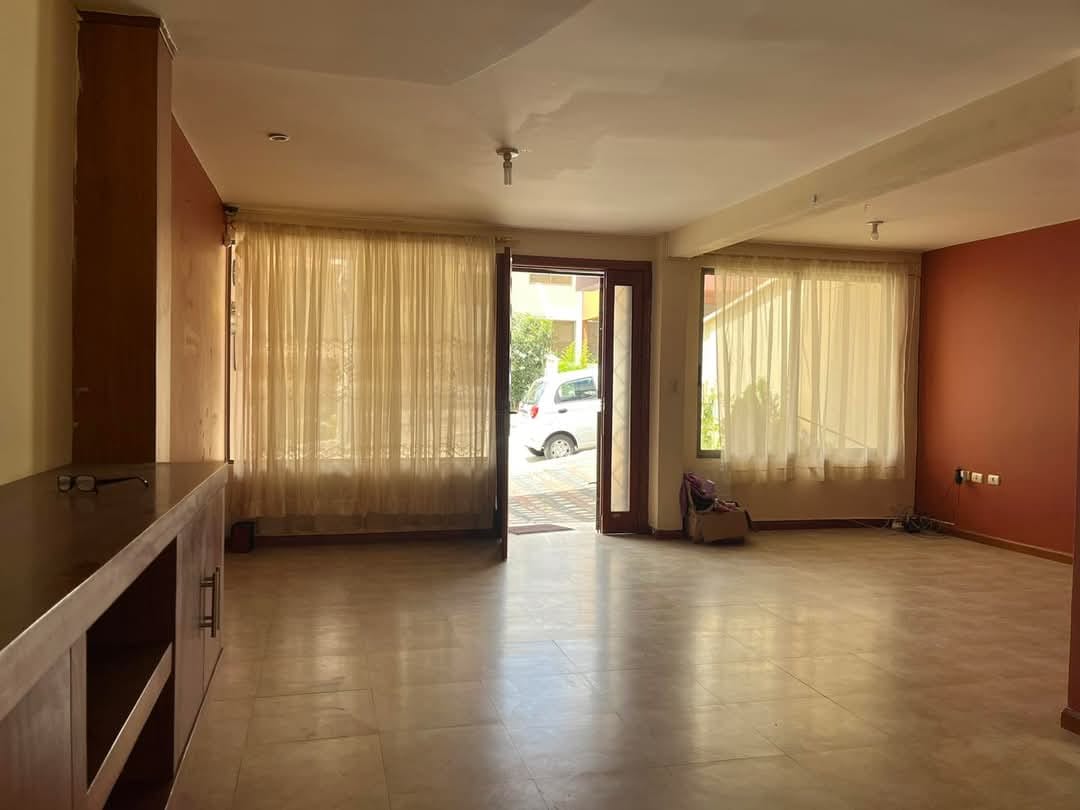 BONITA CASA EN LA URBANIZACIÓN LOS ALMENDROS