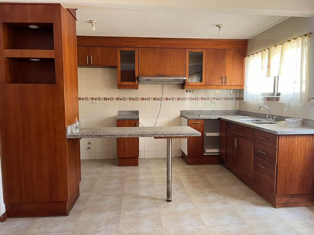 BONITA CASA EN LA URBANIZACIÓN LOS ALMENDROS